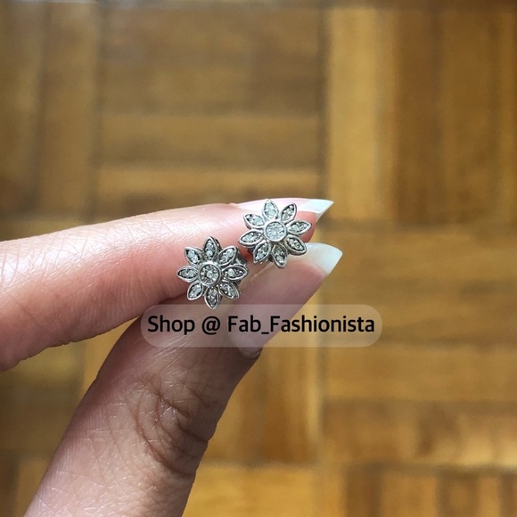 Sterling silver flower stud earrings - Picture 1 of 9
